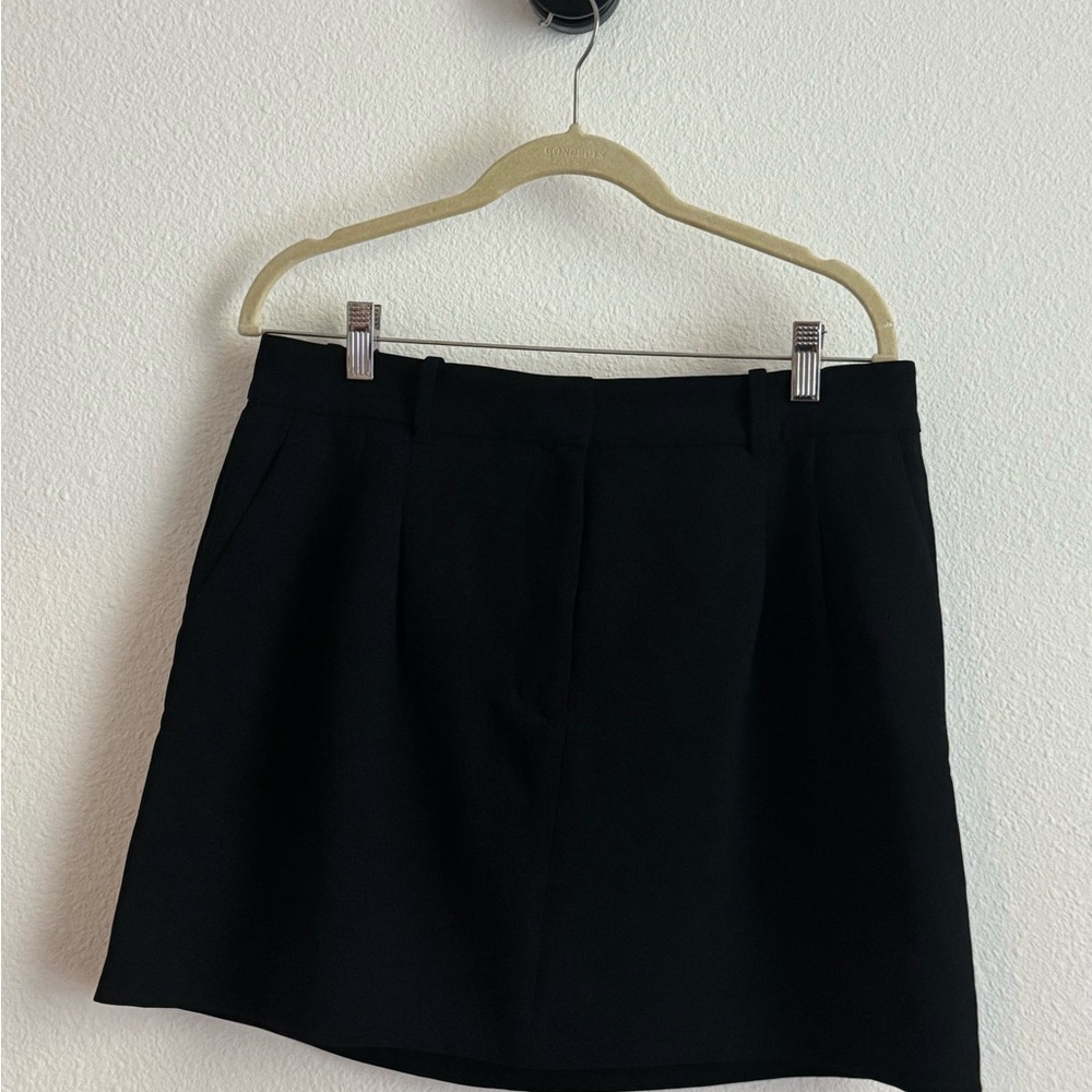 Large Aritzia Effortless Black Skirt